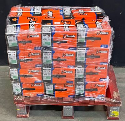 une grande pile de cartons orange sur une palette