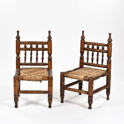 deux chaises en bois avec des assises tressées, sur fond blanc