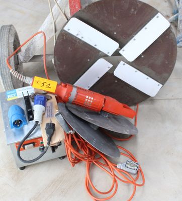 un grand nombre d'outils posés sur le sol