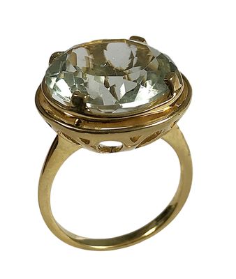 une image représentant une bague en or sertie d'une topaze verte