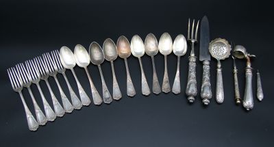 beaucoup de cuillères et de fourchettes en argent sur la table