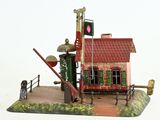 une petite maquette de gare avec un toit rouge