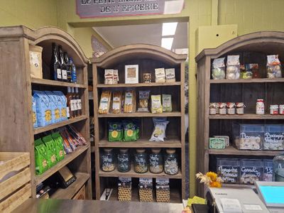 Il y a de nombreux rayons de produits alimentaires et de boissons dans ce magasin