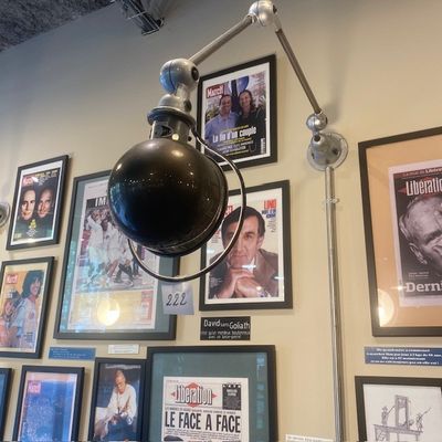 une lampe accrochée au mur dans une pièce