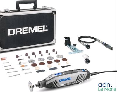 La ponceuse filaire Dremel sert à polir un morceau de bois.