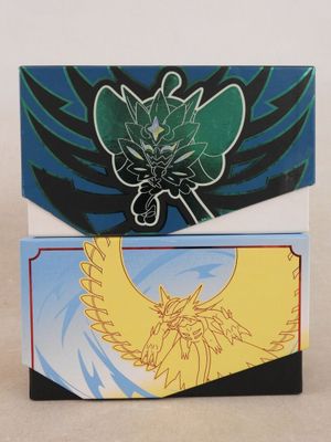 deux boîtes ornées de motifs différents, posées sur une table