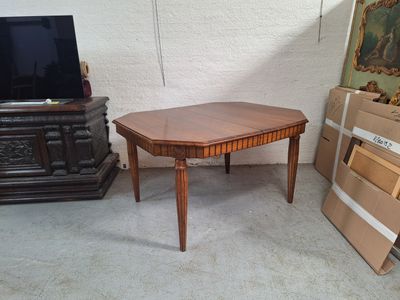 une table sur laquelle est posée une télévision, dans une pièce
