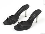 sandales noires à talons hauts avec un nœud sur la pointe
