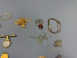 de nombreux types de bijoux sur la table