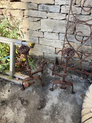 deux chaises posées à côté d'un miroir, à même le sol