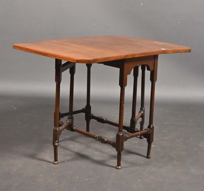 Table gate-leg miniature en acajou, à piètement colonnettes.