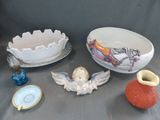 un grand nombre d'objets posés sur une table