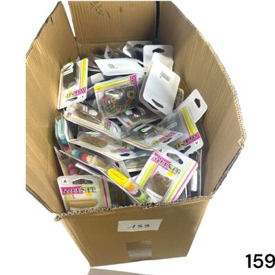 une boîte en carton remplie d'articles divers, parmi lesquels des brosses à dents, du dentifrice, du dentifrice, du dentifrice, du dentifrice,