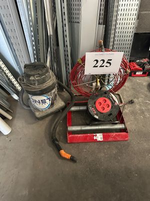 un éventail rouge posé sur une table dans une pièce