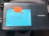 un ordinateur portable sur lequel est collée une note, posé sur un bureau