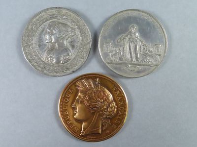 trois types de pièces différents posés sur une surface blanche