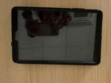 quelqu'un prend une photo de son reflet dans l'écran d'une tablette