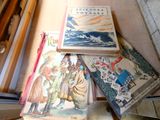 une pile de livres posée par terre à côté d'une valise