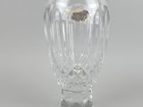 un vase en verre transparent orné d'un motif doré