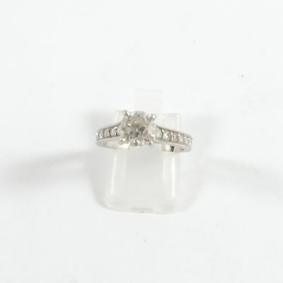 une photo d'une bague en diamant sur fond blanc