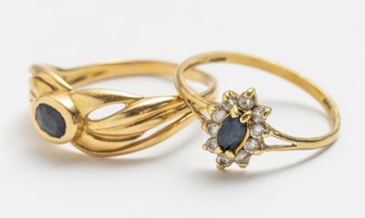 deux bagues en or serties de saphirs et de diamants sur fond blanc