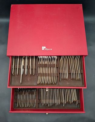 de nombreuses fourchettes et cuillères dans une boîte rouge