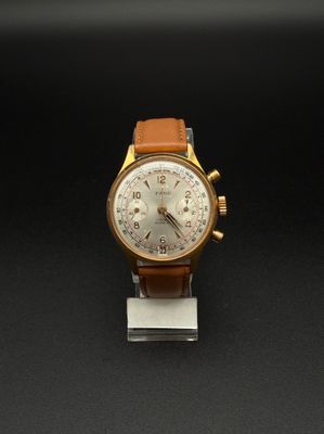 gros plan d'une montre-bracelet sur une surface noire