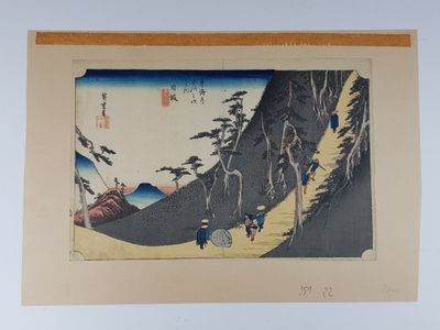 une image représentant un tableau représentant un paysage de montagne avec des personnes marchant sur un sentier
