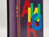 un livre ouvert, avec des lettres colorées et un marque-page posé dessus