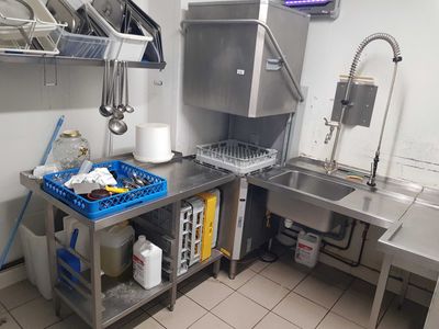 une cuisine équipée d'un évier, d'un lave-vaisselle et d'un évier