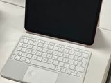 un ordinateur portable posé sur un bureau blanc