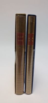 deux livres posés côte à côte sur une table