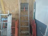 une échelle adossée au mur d'une pièce