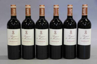 six bouteilles de vin rouge sont alignées