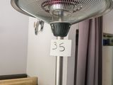une image représentant une pièce avec un escalier et un ventilateur