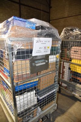 un chariot contenant de nombreux cartons dans un entrepôt