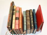 plusieurs vieux livres sont empilés sur une table