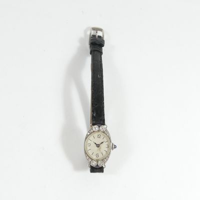 un gros plan d'une montre sur une surface blanche avec un fond blanc