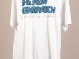 un t-shirt blanc sur lequel est inscrit « We are the new generation »