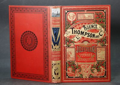 un gros plan d'un livre à la couverture rouge posé sur une table