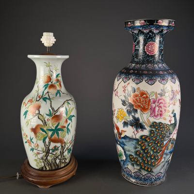 deux vases posés l'un à côté de l'autre sur une table