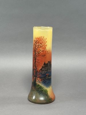 un vase avec un tableau posé sur une table