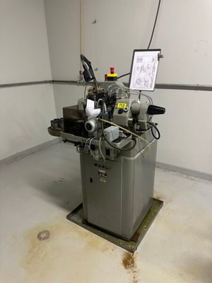 une machine posée à même le sol dans une pièce