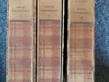 trois livres posés les uns à côté des autres sur un tapis bleu