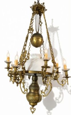 l'image d'un lustre avec cinq lumières suspendues au plafond
