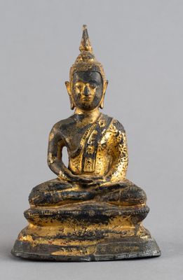 une image représentant une statue de Bouddha assis sur un rocher