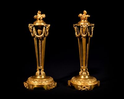 RARE PAIRE DE FLAMBEAUX EN ATHENIENNE