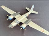 une maquette d'avion de chasse posée sur une table