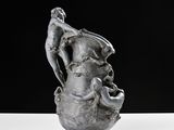 un vase en argent surmonté d'une statuette