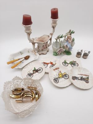une table blanche sur laquelle sont disposées des assiettes et un bougeoir